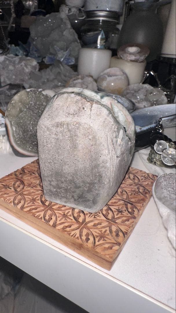 珍しい緑水晶メイノウげ原石　天然石　置物