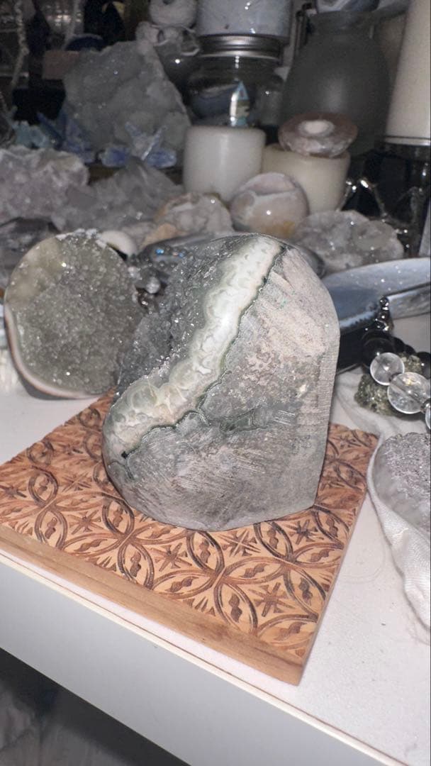 珍しい緑水晶メイノウげ原石　天然石　置物
