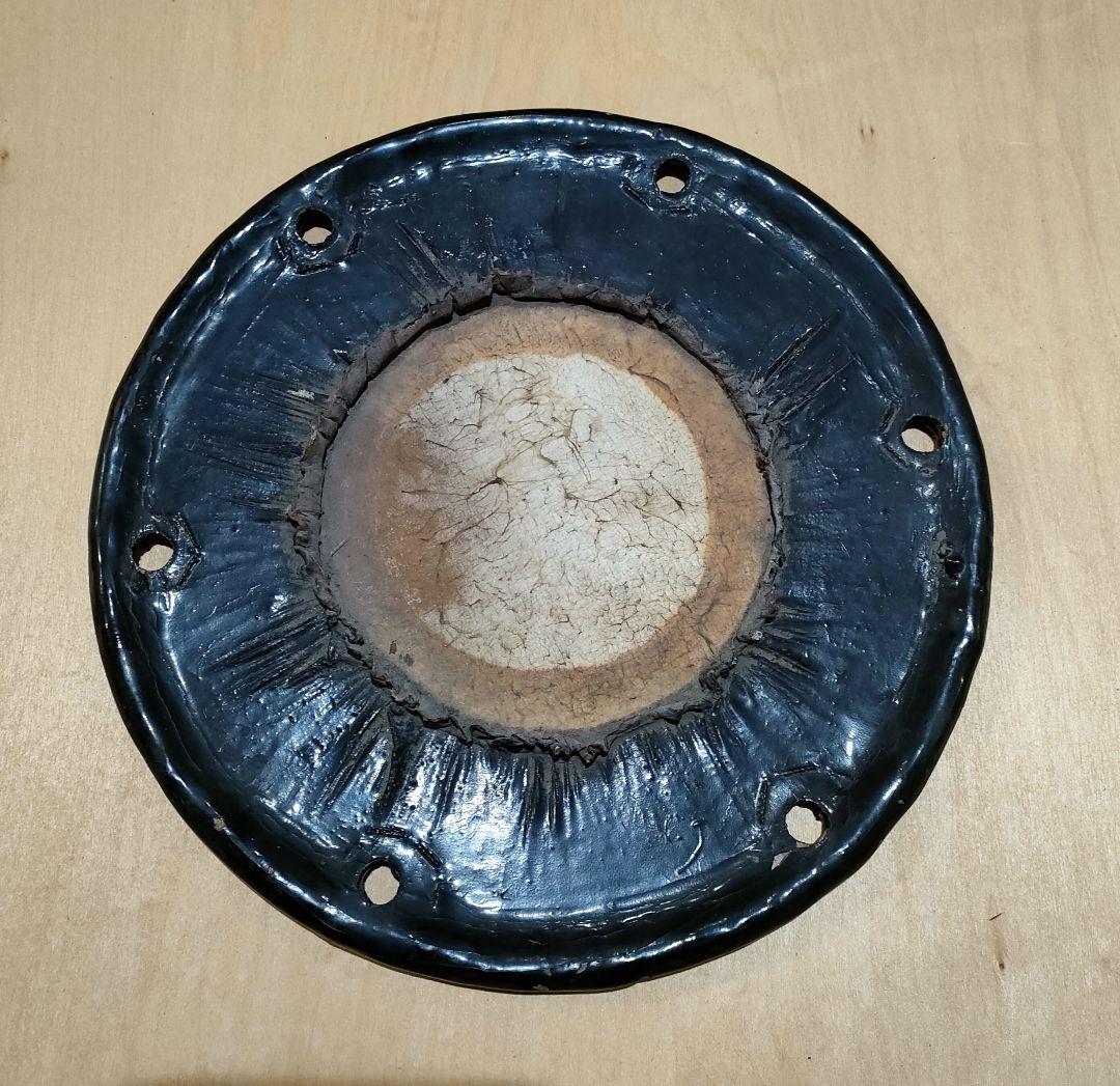 小鼓の胴と古い皮と紐