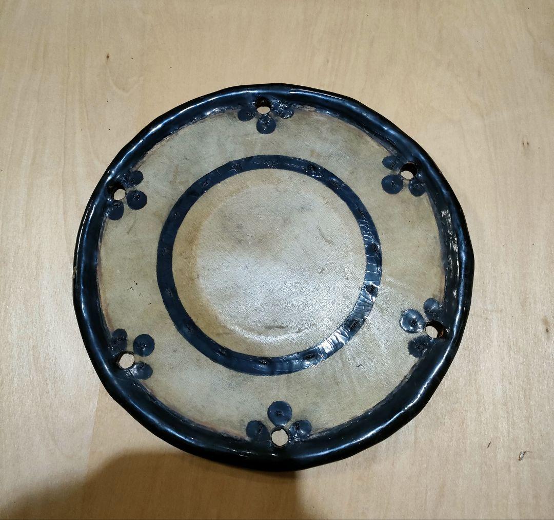 小鼓の胴と古い皮と紐