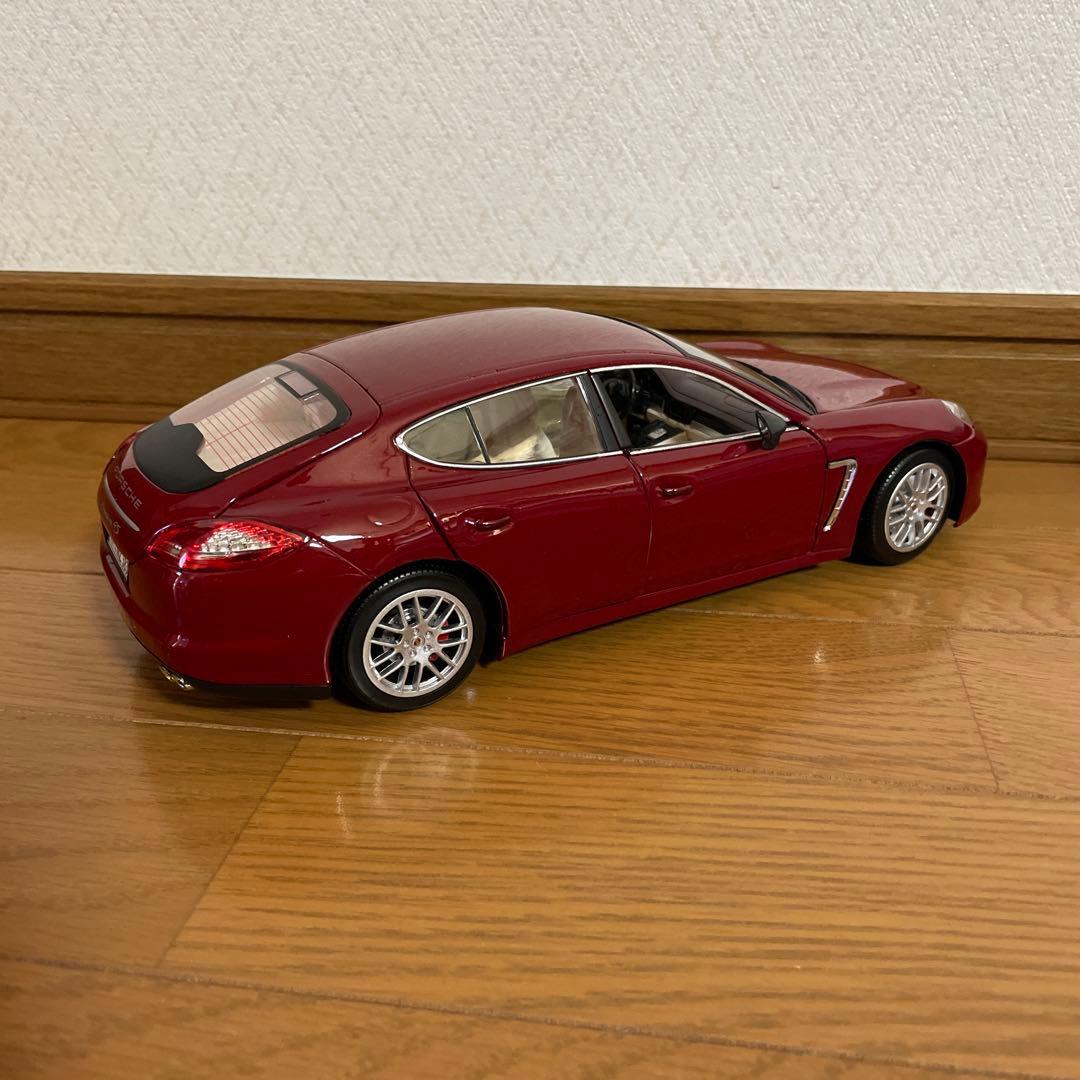 ミニカー Porsche Panamera 4S 1/18