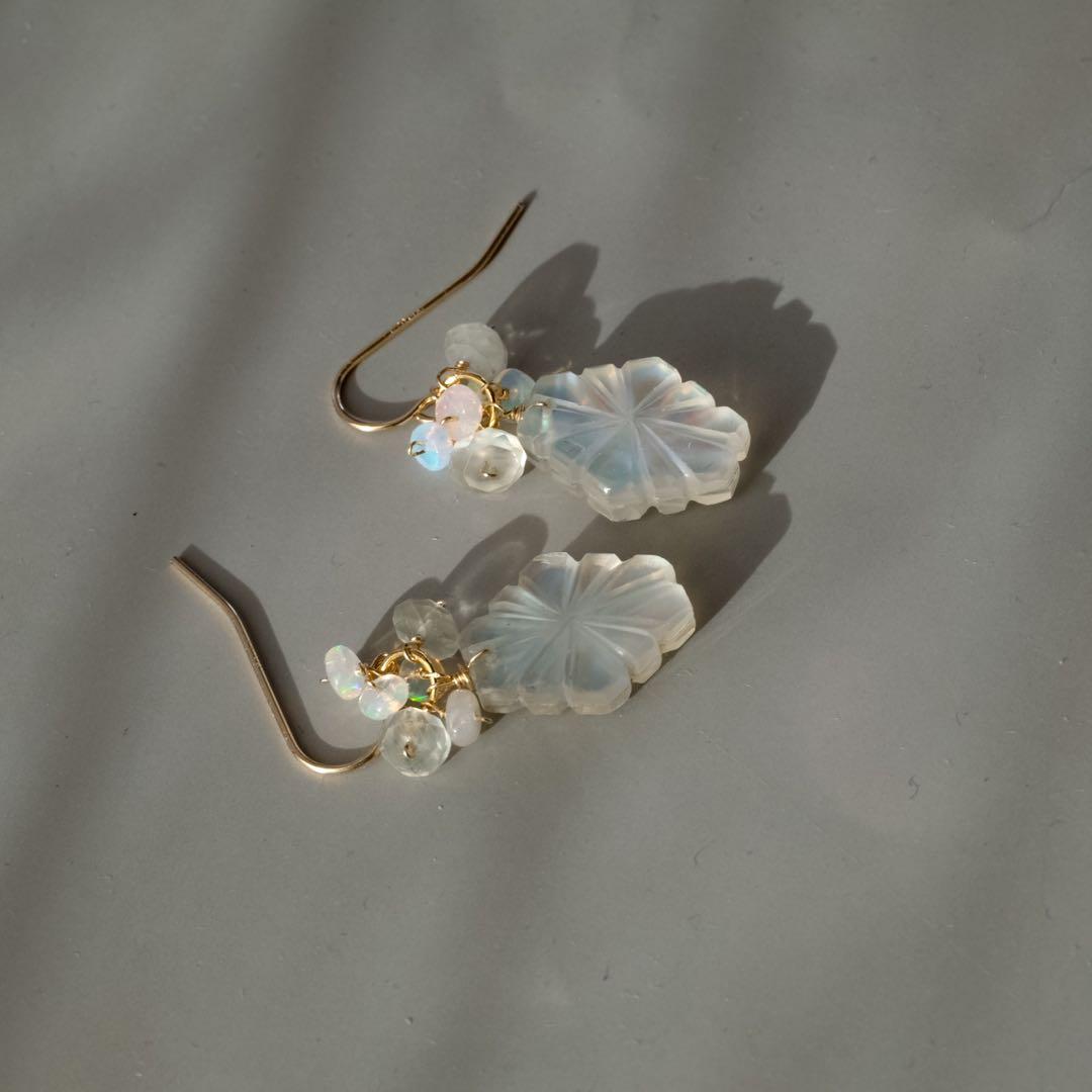 14kgfマザーオブパール・水晶カービングピアス/イヤリング