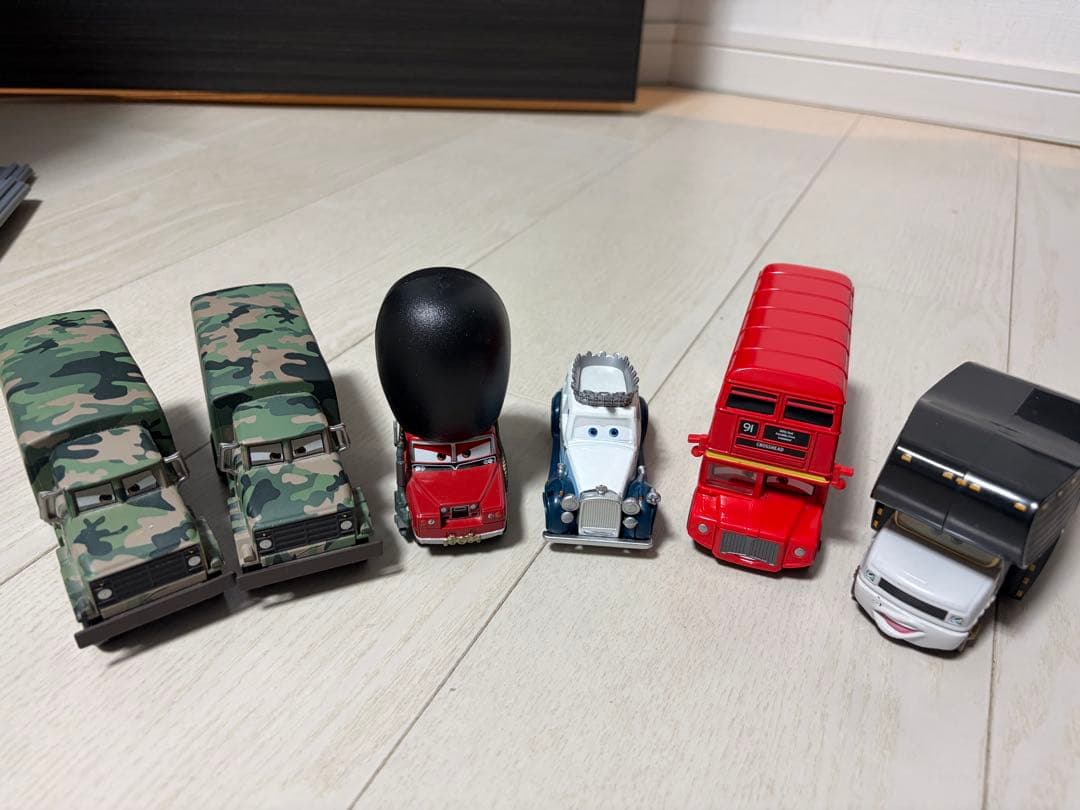 カーズミニカーと収納箱　マテル　トミカ多数混在