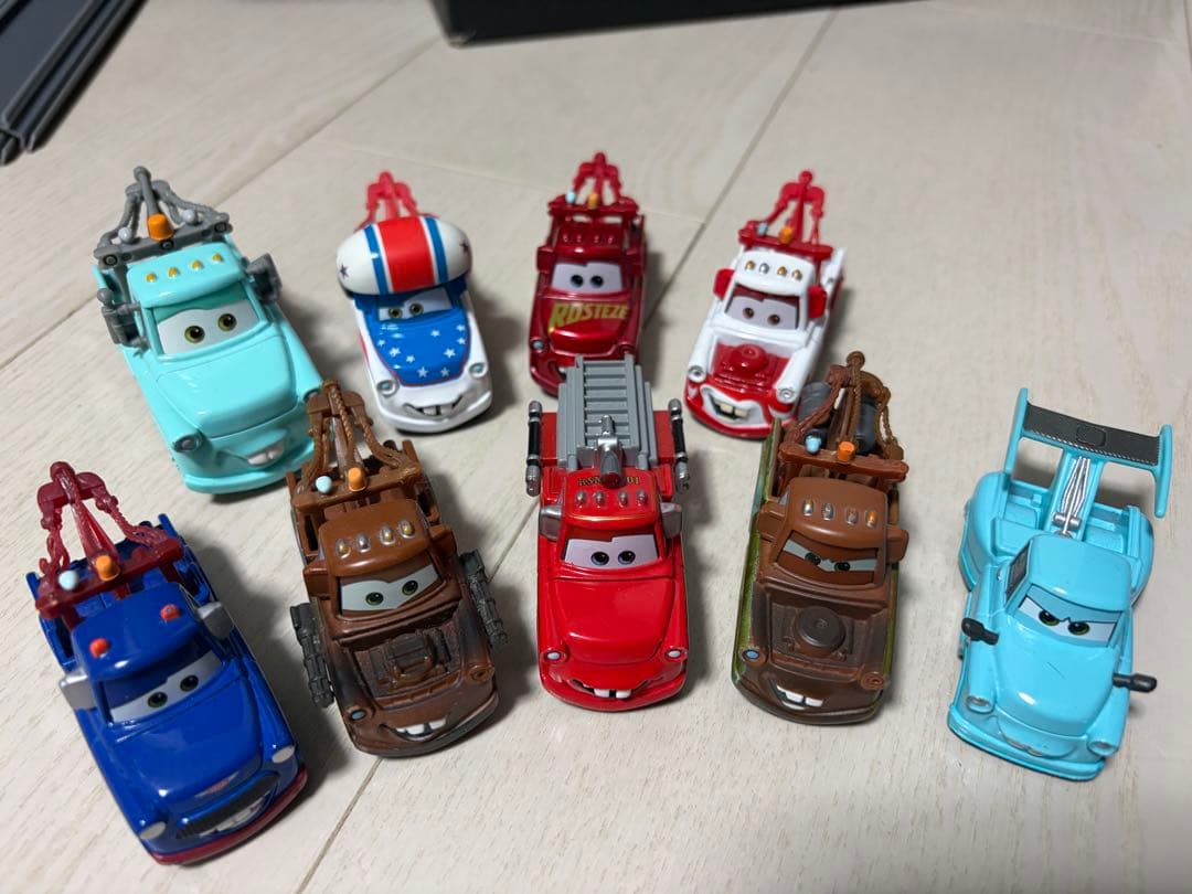 カーズミニカーと収納箱　マテル　トミカ多数混在