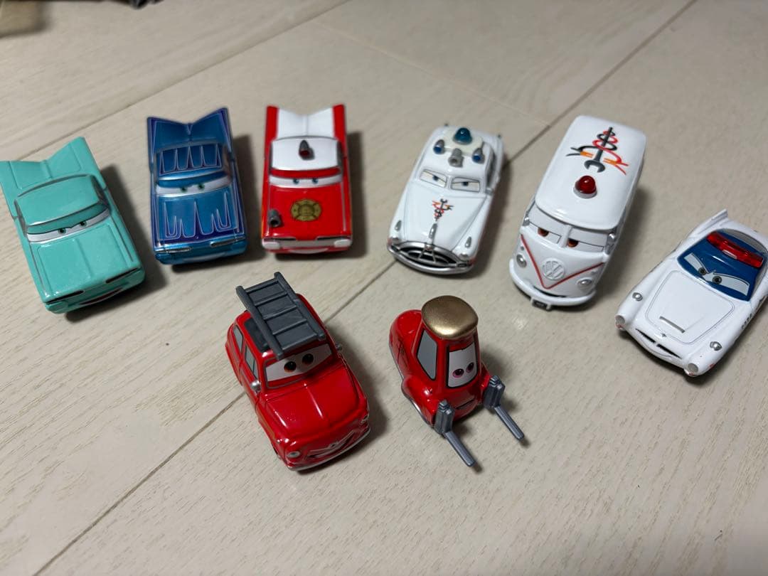 カーズミニカーと収納箱　マテル　トミカ多数混在