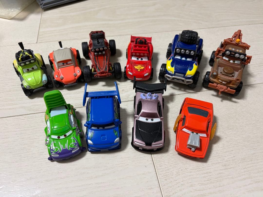 カーズミニカーと収納箱　マテル　トミカ多数混在