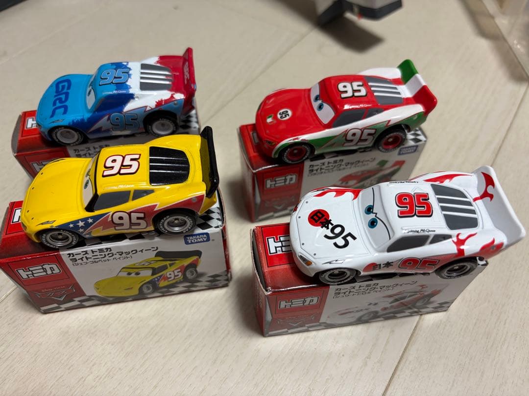 カーズミニカーと収納箱　マテル　トミカ多数混在