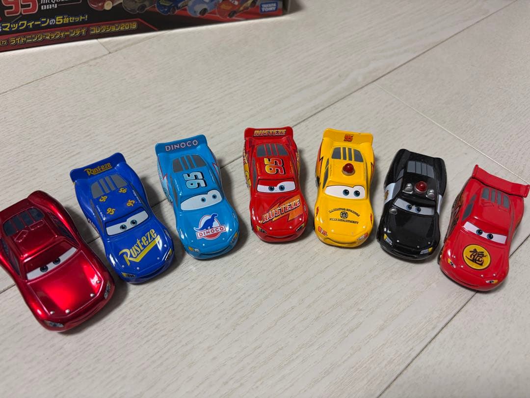 カーズミニカーと収納箱　マテル　トミカ多数混在