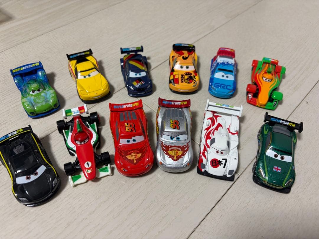 カーズミニカーと収納箱　マテル　トミカ多数混在