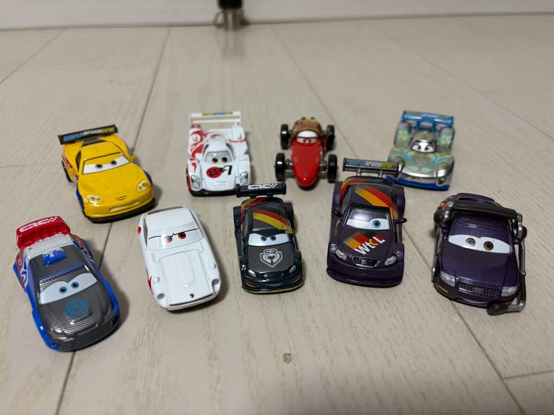 カーズミニカーと収納箱　マテル　トミカ多数混在
