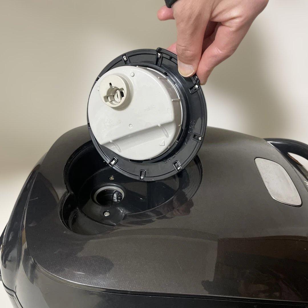 圧力IH炊飯器（10号炊き／1升）NP-BU18 です。 中古品傷あり