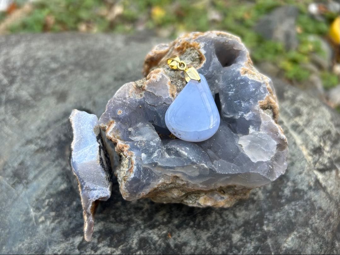 青森県産　青メノウルース　錦石