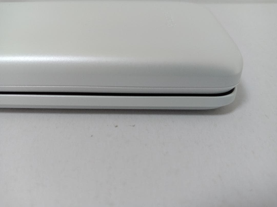 ☆ au GRATINA KYF42 ホワイト