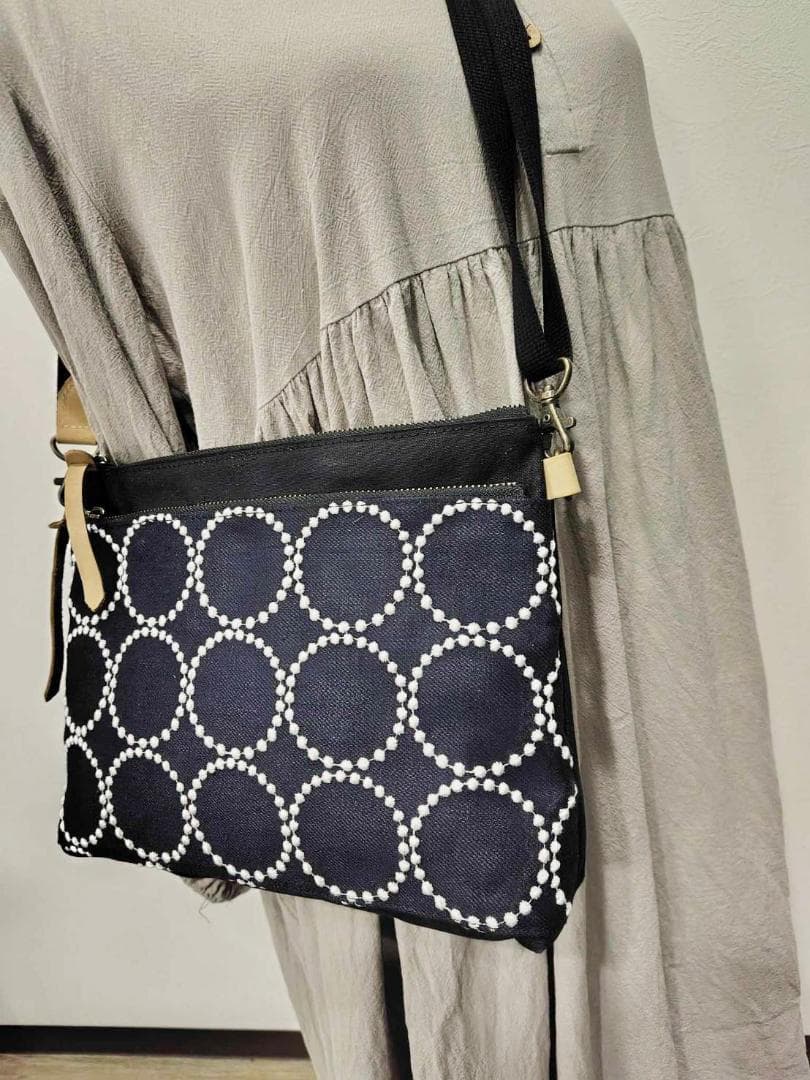 ミナペルホネン/2025タンバリンネイビー×白/サコッシュショルダー