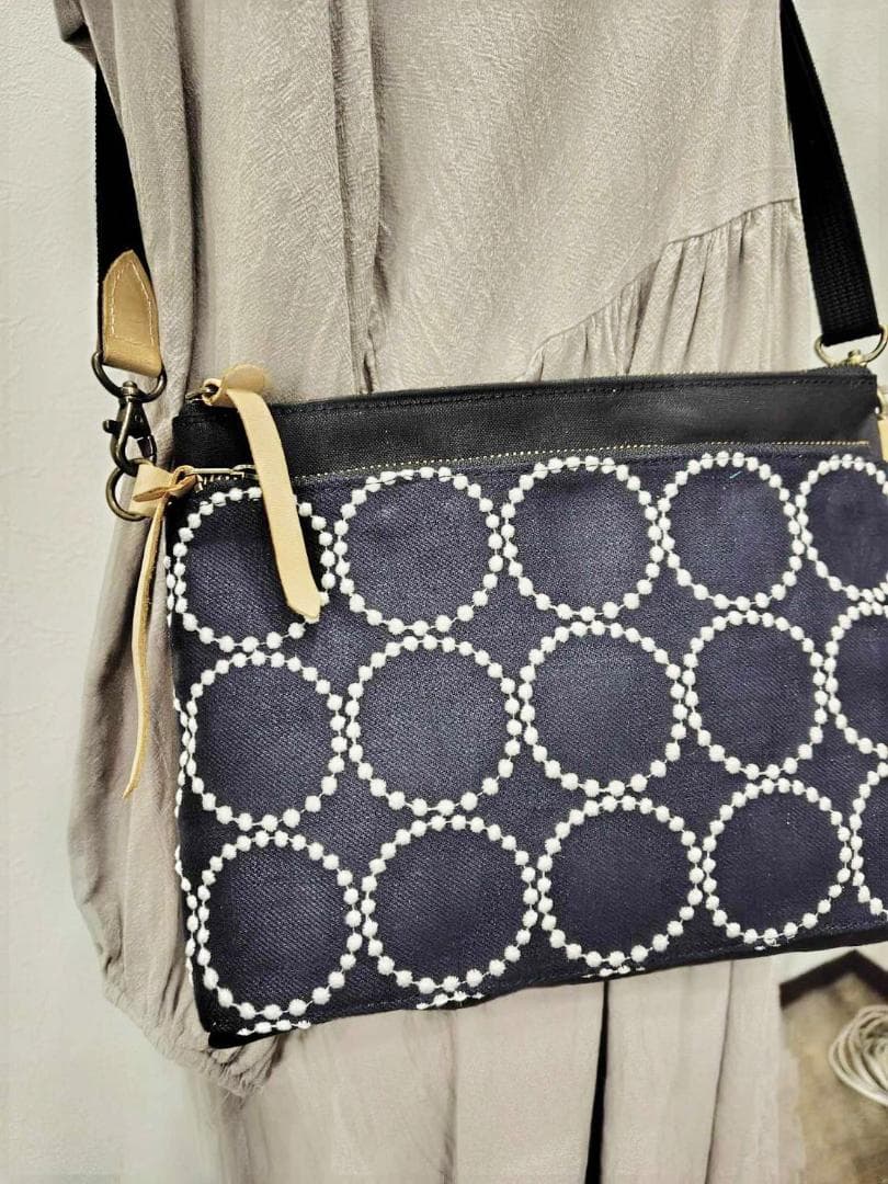 ミナペルホネン/2025タンバリンネイビー×白/サコッシュショルダー