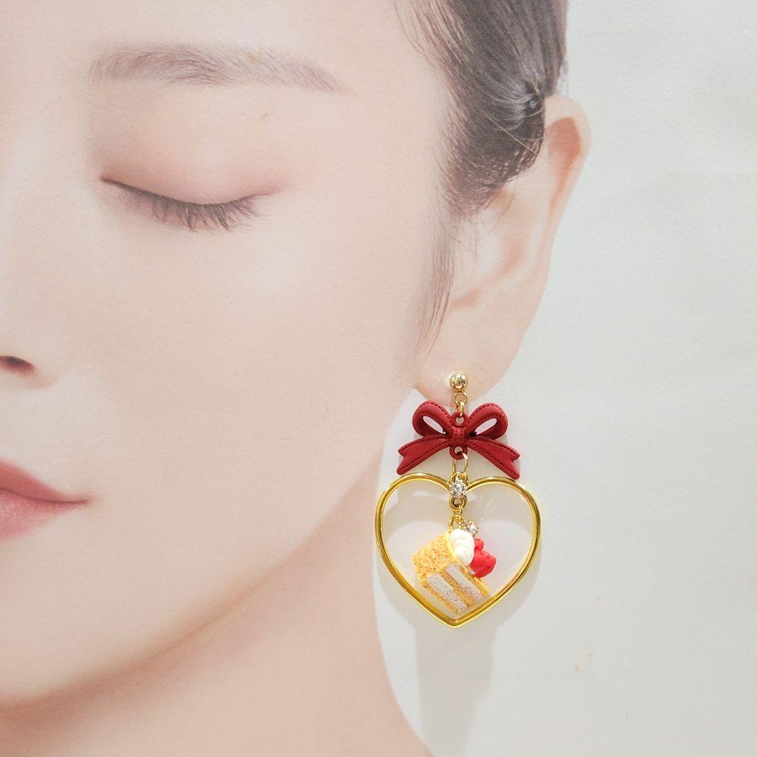 ときめく赤リボンとフルーツケーキのゆらゆらゴールドハートフレームピアス♡