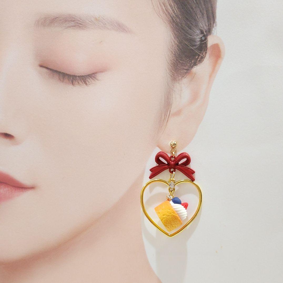 ときめく赤リボンとフルーツケーキのゆらゆらゴールドハートフレームピアス♡