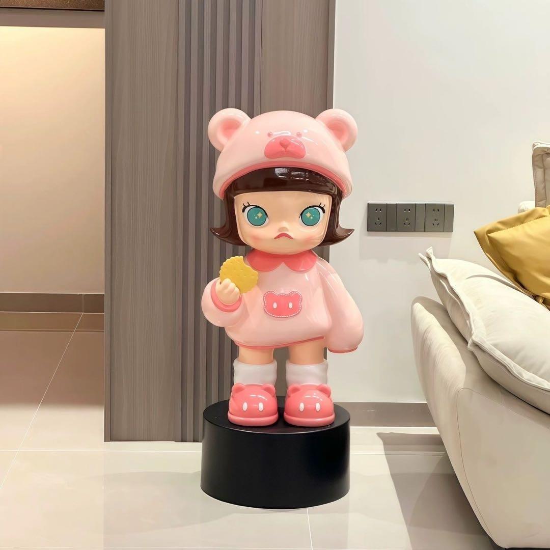 クマの帽子のピンクフィギュア