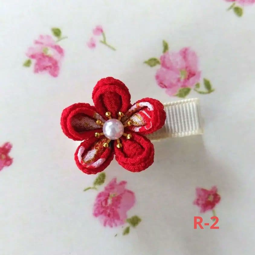 つまみ細工の髪飾り 小梅のヘアクリップ 赤色