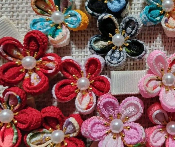 つまみ細工の髪飾り 小梅のヘアクリップ 赤色