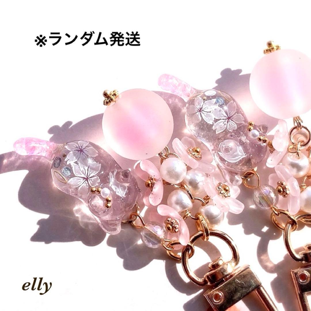 【ひな様】1723.天然石　水晶　桜　じゃれ猫　レジン　キーホルダー