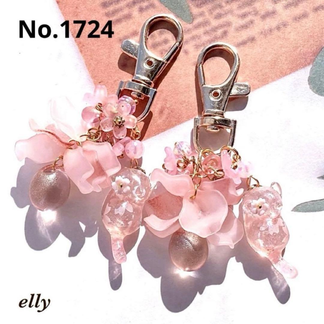 【ひな様】1723.天然石　水晶　桜　じゃれ猫　レジン　キーホルダー