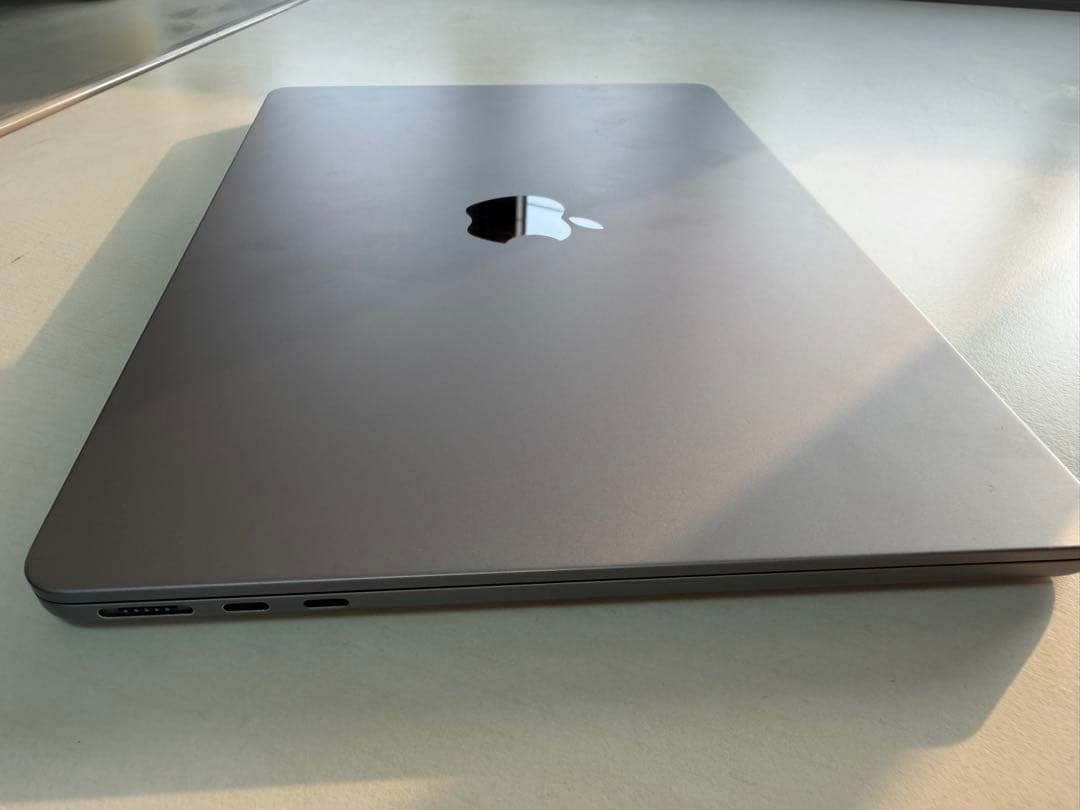 MacBook Air M2 メモリ16G ストレージ512 画面割れ