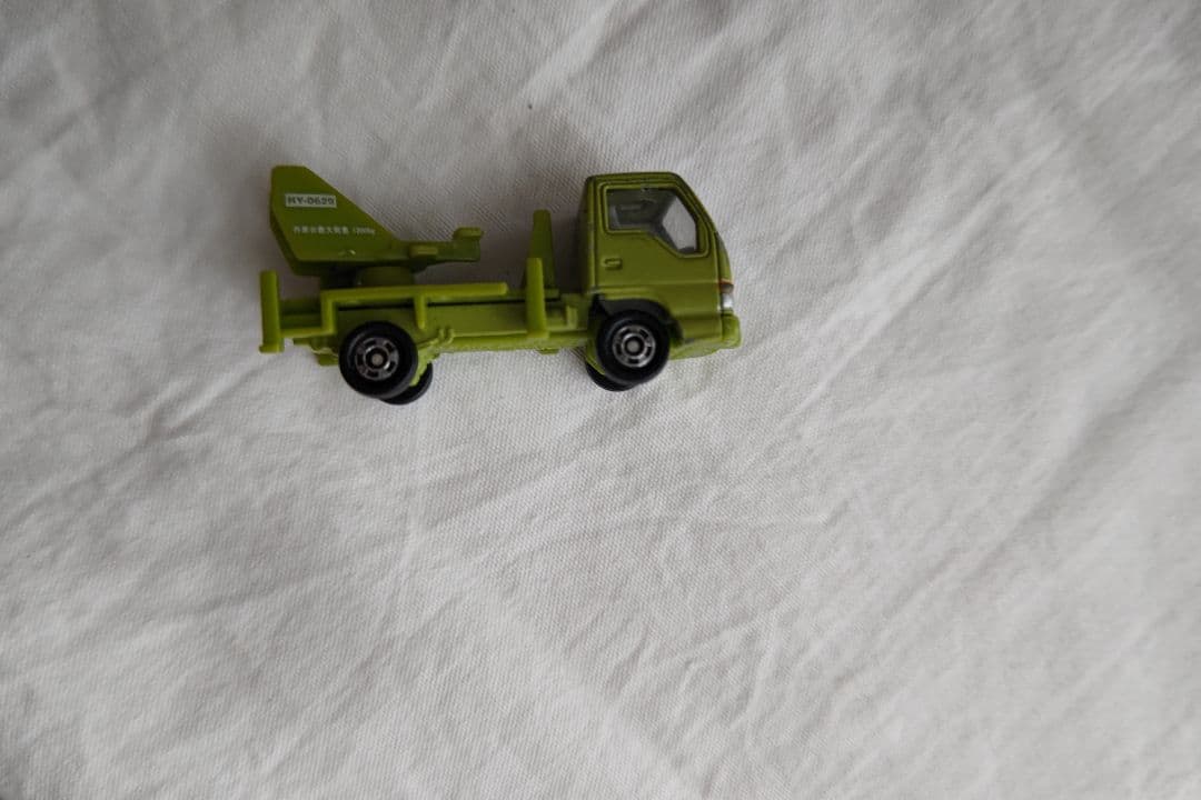 トミカ 緑色トラック型ミニカー