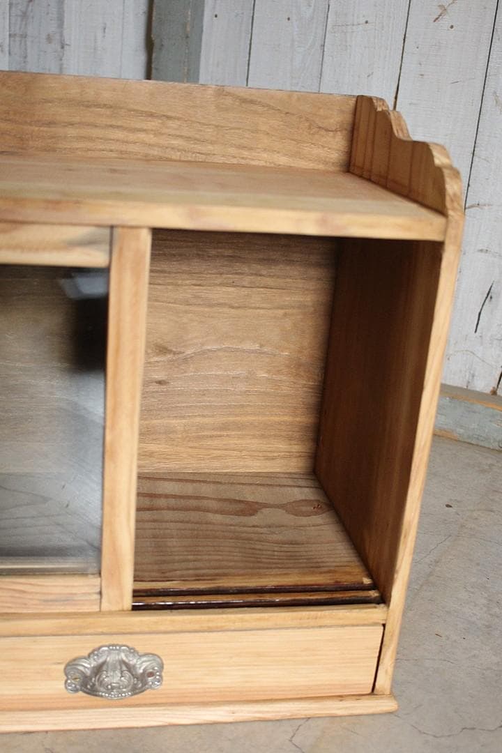 古い小さな木枠のガラス戸棚×小引き出し