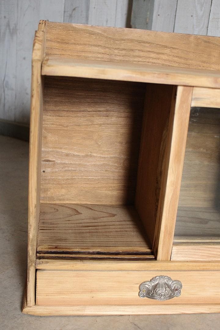 古い小さな木枠のガラス戸棚×小引き出し