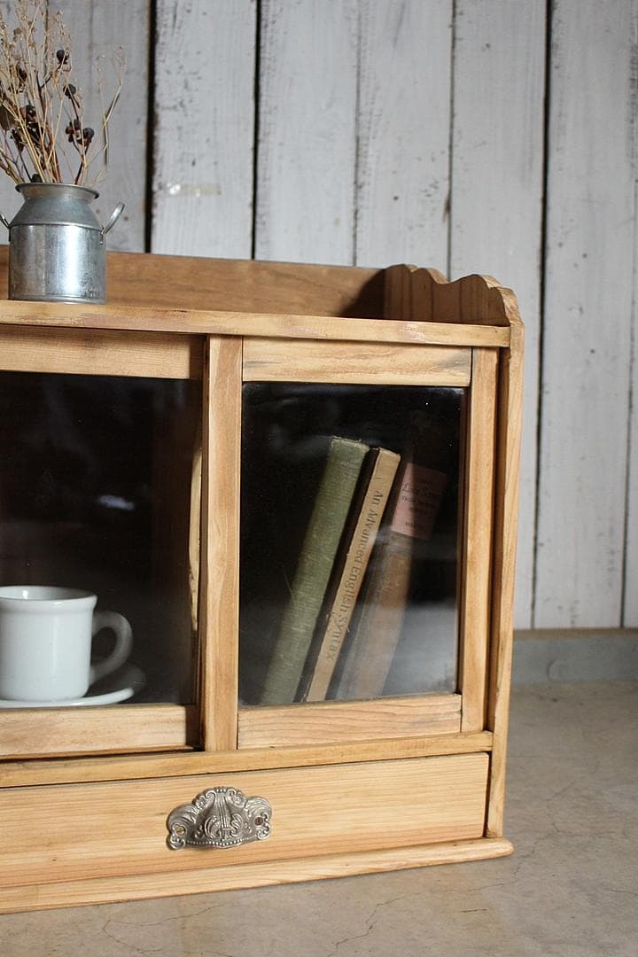 古い小さな木枠のガラス戸棚×小引き出し