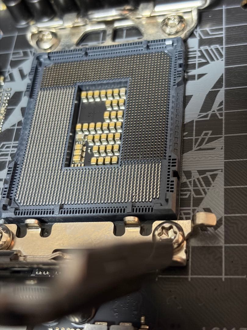 ASUS ROG STRIX Z690-F GAMING 軽いピン曲がり有り