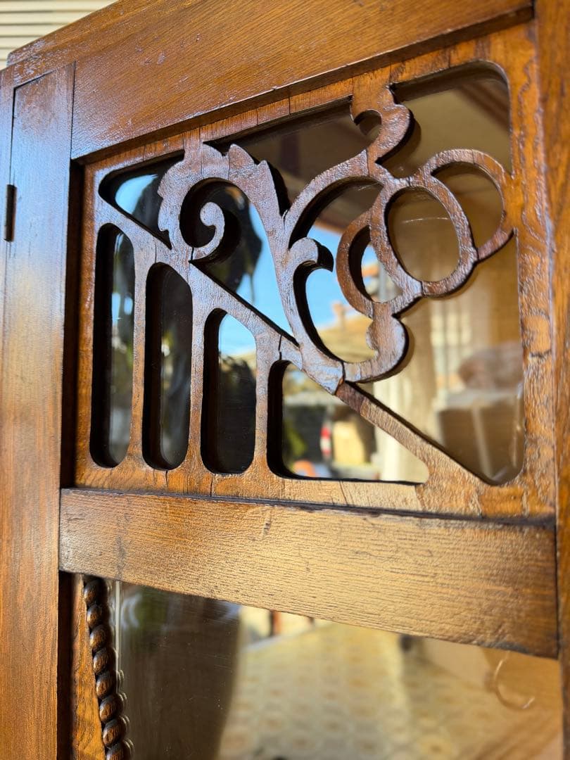 飾り棚 茶箪笥 レトロ 木製 古家具 アンティーク ゆらゆらガラス 木彫り