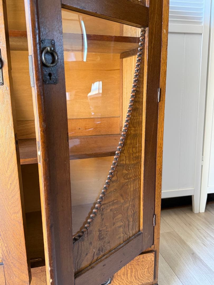 飾り棚 茶箪笥 レトロ 木製 古家具 アンティーク ゆらゆらガラス 木彫り