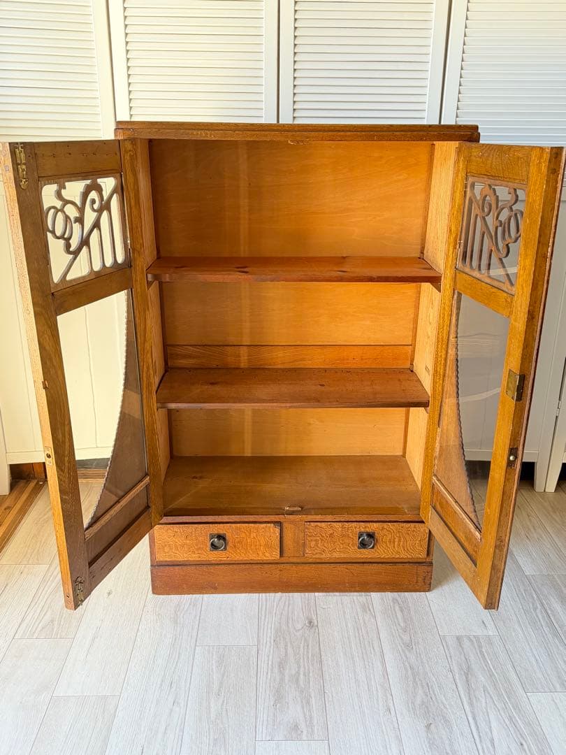 飾り棚 茶箪笥 レトロ 木製 古家具 アンティーク ゆらゆらガラス 木彫り