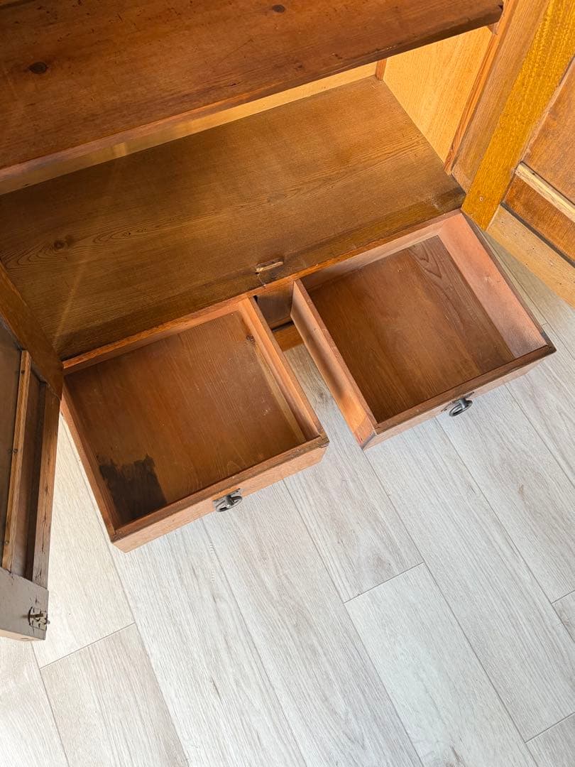 飾り棚 茶箪笥 レトロ 木製 古家具 アンティーク ゆらゆらガラス 木彫り