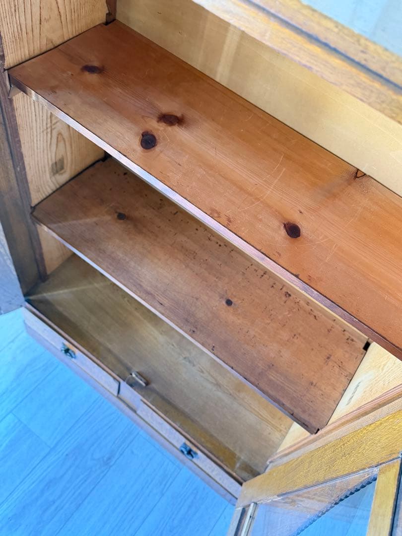 飾り棚 茶箪笥 レトロ 木製 古家具 アンティーク ゆらゆらガラス 木彫り