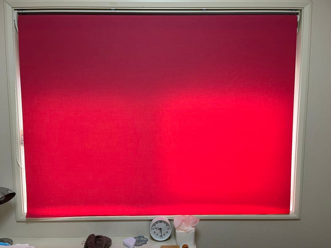 タチカワブラインド　花柄ロールスクリーン 白地にピンク　腰高窓180x120cm