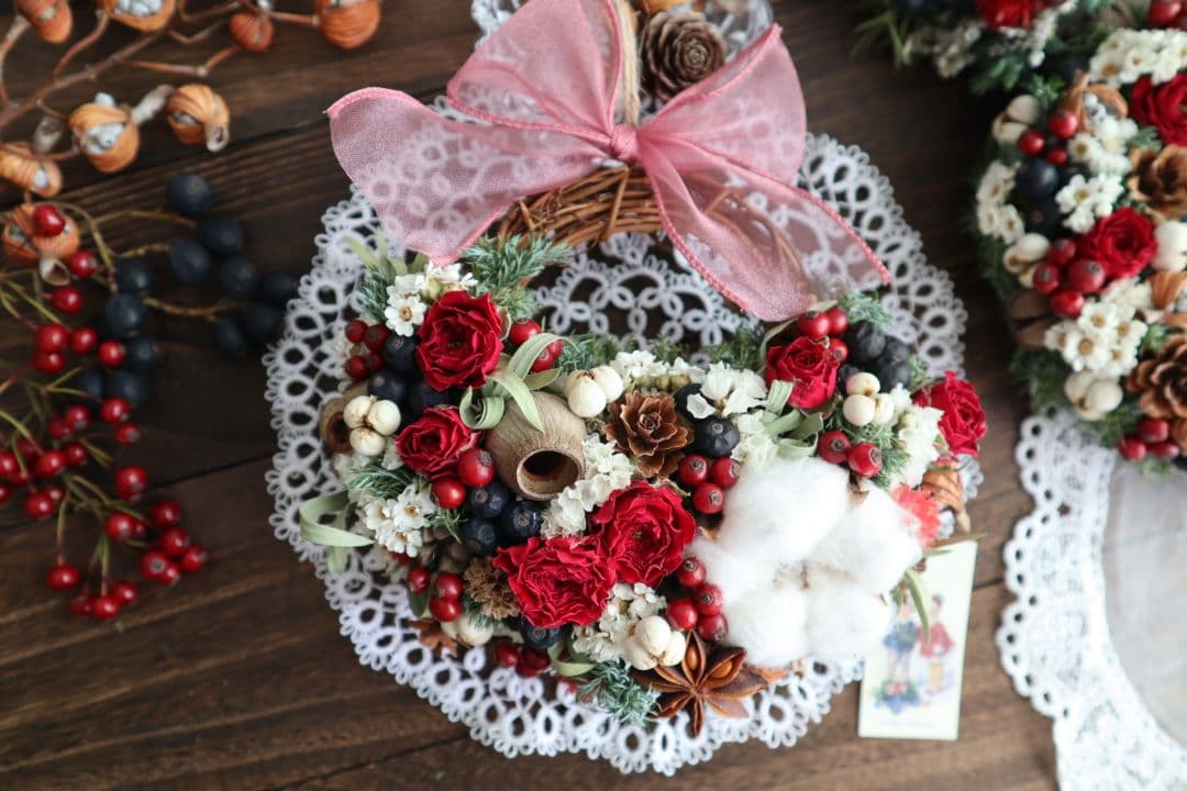 ドライフラワーꕤ︎︎スプレーバラと木の実いっぱい Xmas 花籠リースꕤ壁飾り