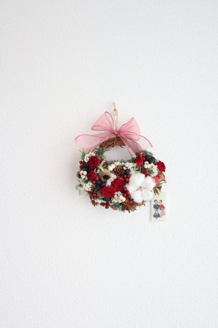 ドライフラワーꕤ︎︎スプレーバラと木の実いっぱい Xmas 花籠リースꕤ壁飾り