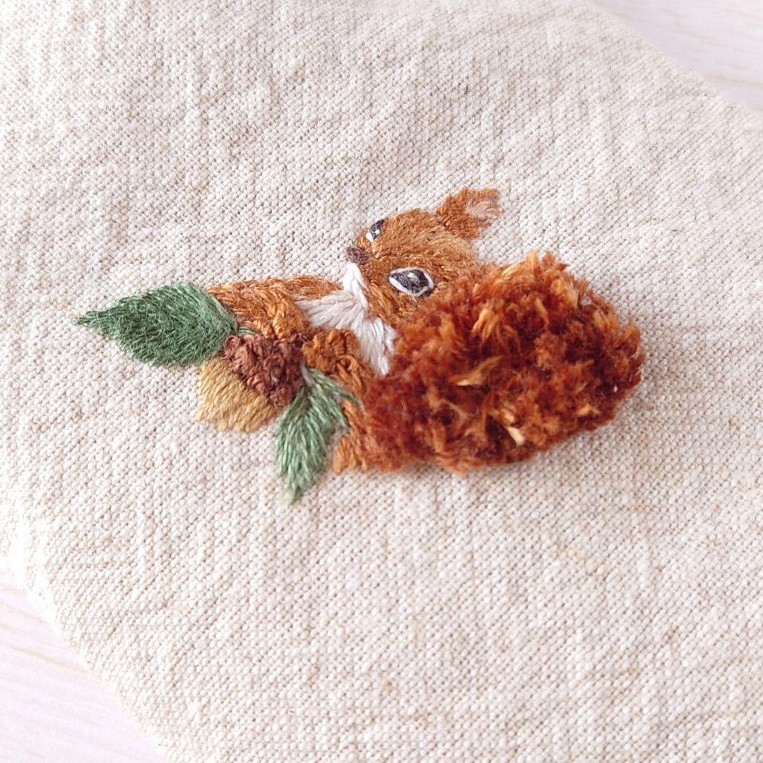 手刺繍入あずき/小豆のアイピロー【リス君とどんぐり】