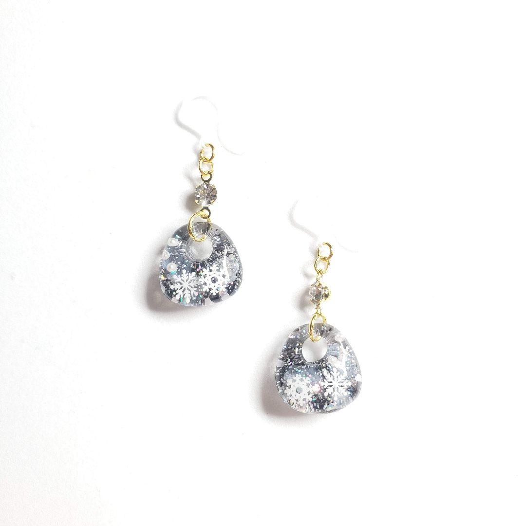 No.586-C　雪の結晶☆変形型☆レジン☆ピアス・イヤリング(ゴールド)