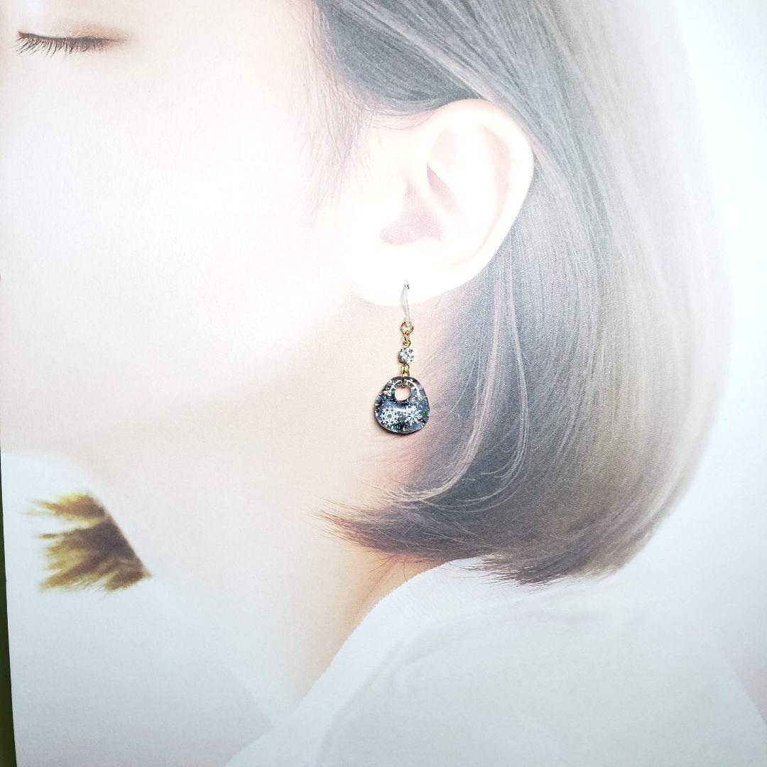 No.586-C　雪の結晶☆変形型☆レジン☆ピアス・イヤリング(ゴールド)