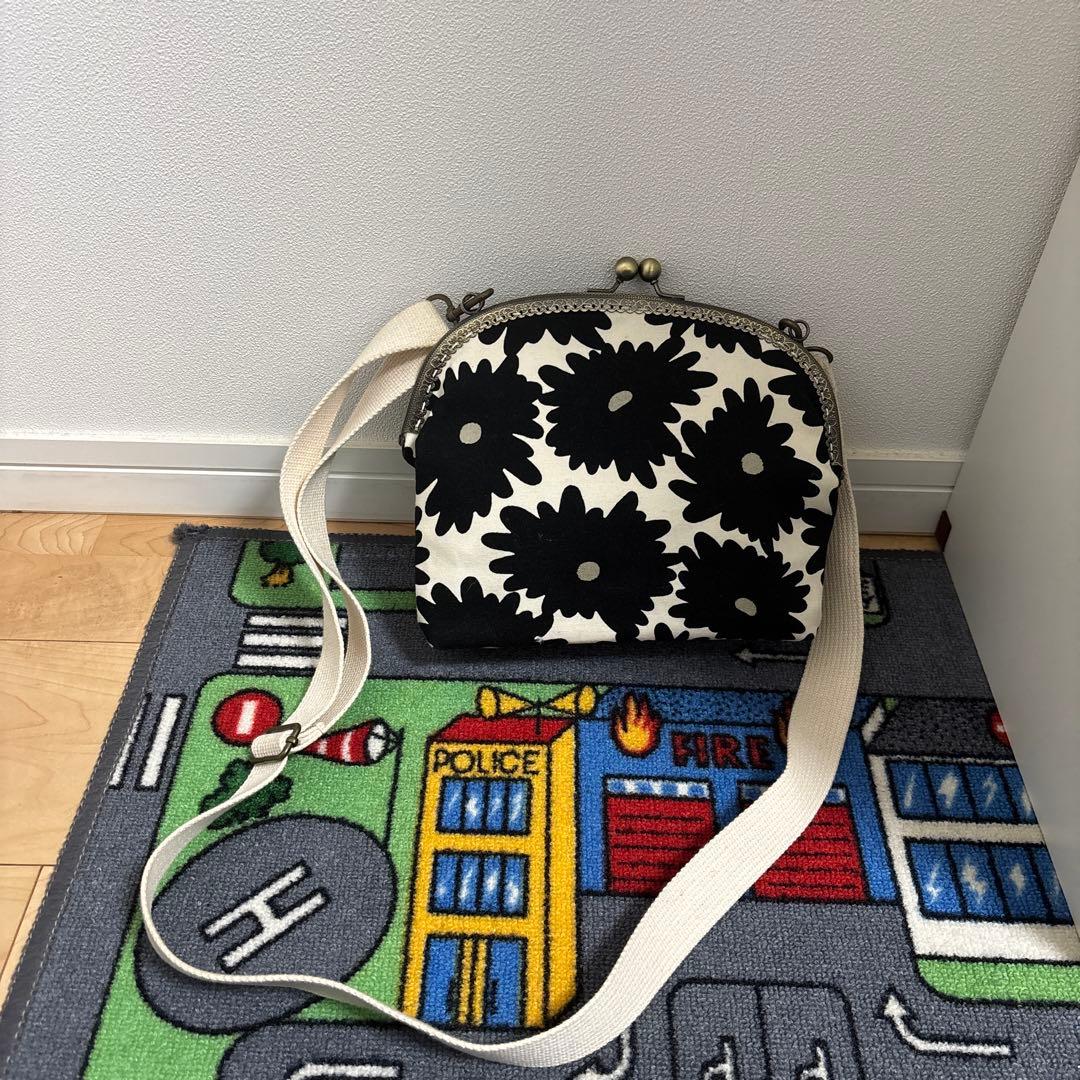 【類似品・新品】となりのトトロ　黒い花柄がま口バッグ