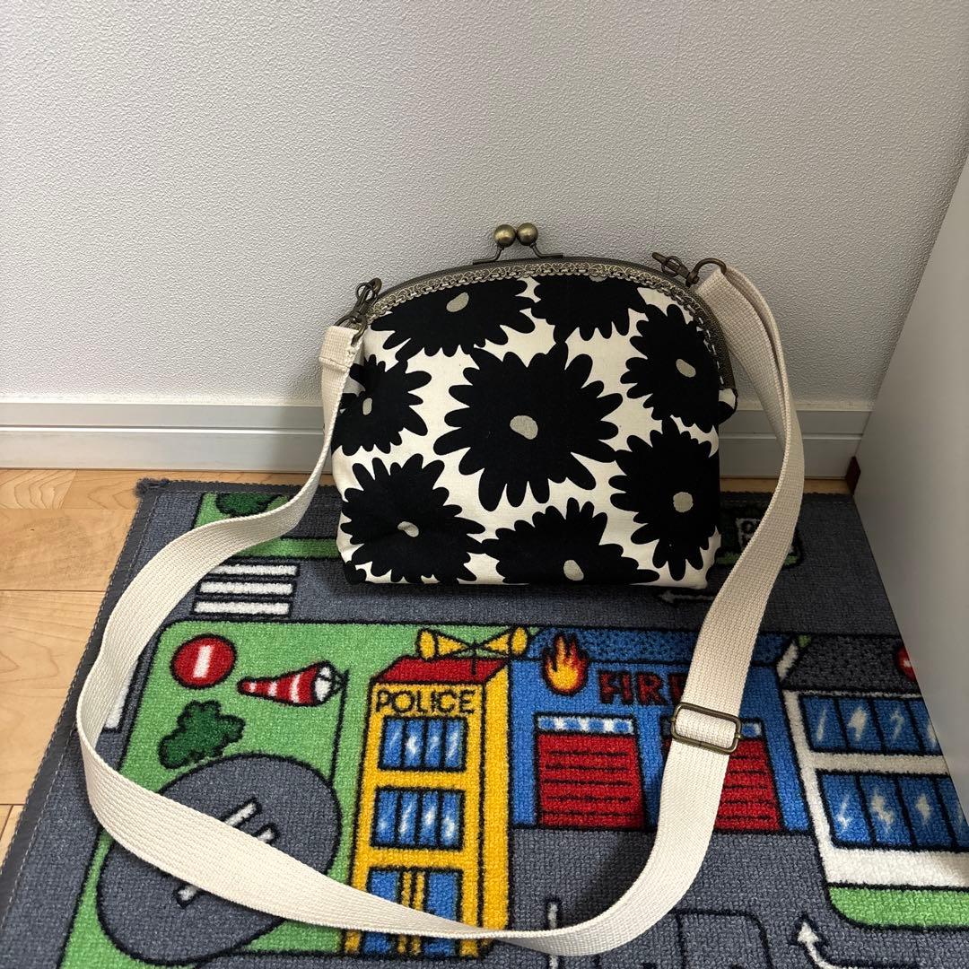 【類似品・新品】となりのトトロ　黒い花柄がま口バッグ