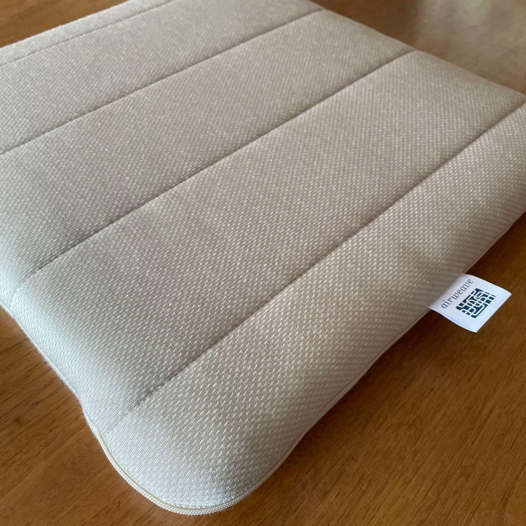 エアウィーヴ クッション グレー