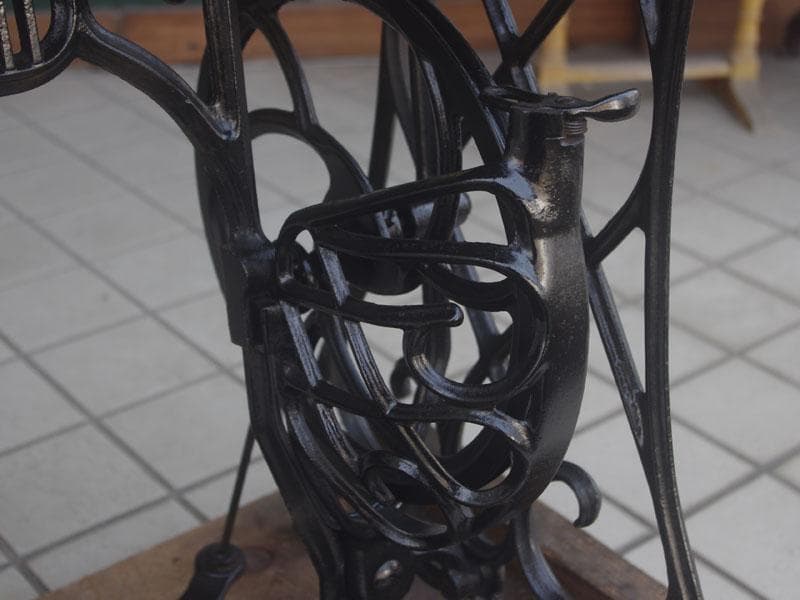 優美な曲線 木製テーブル 鉄脚 鋳物 ミシン脚