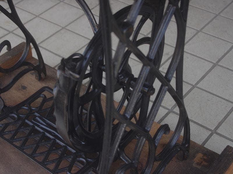 優美な曲線 木製テーブル 鉄脚 鋳物 ミシン脚