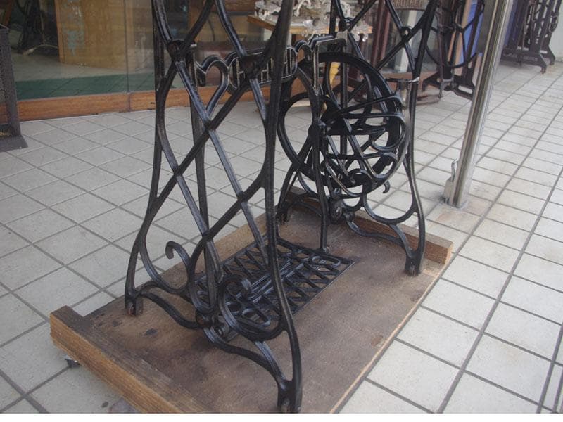 優美な曲線 木製テーブル 鉄脚 鋳物 ミシン脚