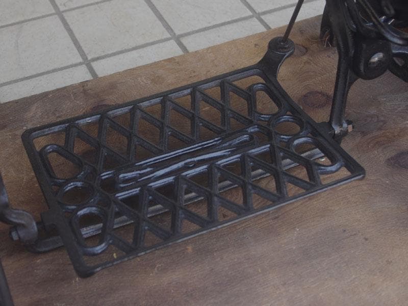 優美な曲線 木製テーブル 鉄脚 鋳物 ミシン脚